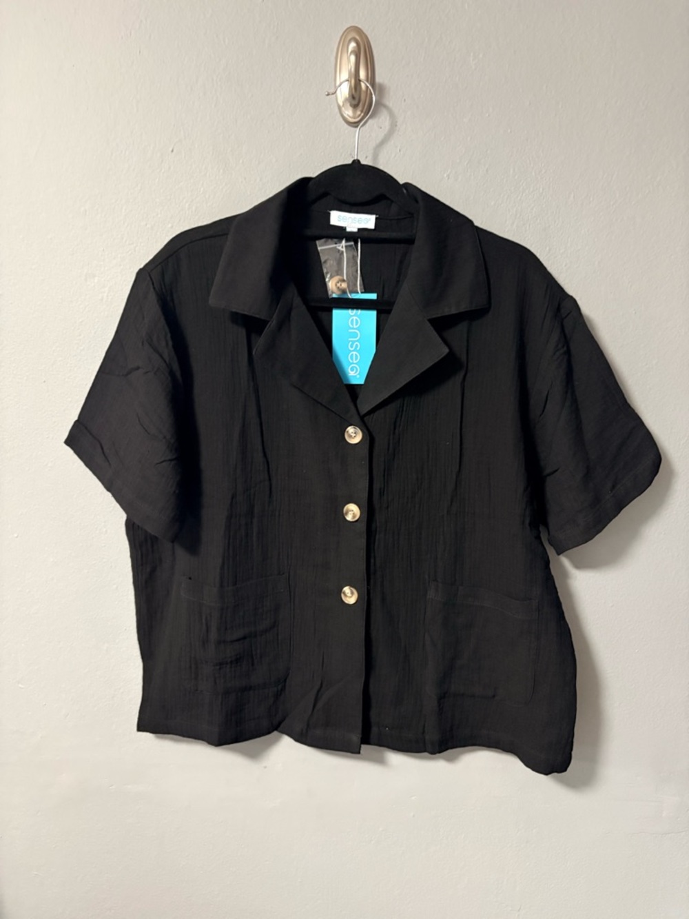 NWT Sensea short sleeved button-down crinkle gauze beach shirt in black. Small
